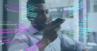 Afro-Amerikan iş adamının akıllı telefondan konuştuğu veri işleme görüntüsü. İş, iletişim, teknoloji, bilgisayar ve dijital arayüz kavramı, dijital olarak oluşturulmuş görüntü.