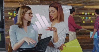 İki farklı iş kadınının finansal veri işleme görüntüsü. Küresel iş, finans, veri işleme ve dijital arayüz kavramı, dijital olarak oluşturulmuş görüntü.