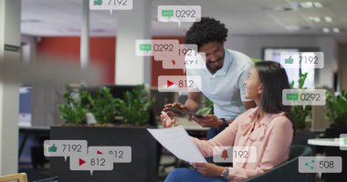 Numaraların değişmesi, bilgilendirme çubuklarındaki simgeler, raporları tartışan çeşitli iş arkadaşları. Dijital bileşik, çoklu pozlama, sosyal medya anımsatıcı, planlama, takım çalışması ve teknoloji kavramı.