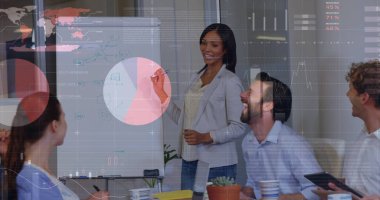 Telefon kulaklığı takan iş adamlarının üzerindeki saat ve moleküllerin görüntüsü. Küresel iş dünyası dijital arayüz teknolojisi ve ağ konsepti, dijital olarak oluşturulmuş görüntü.