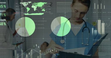 Dosyası olan beyaz erkek doktorun veri işleme görüntüsü. Küresel tıp, sağlık hizmetleri, bağlantılar, bilgisayar ve veri işleme kavramı, dijital olarak oluşturulmuş görüntü.