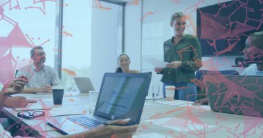 Ofisteki çeşitli iş adamlarıyla olan bağlantıların görüntüsü. Küresel finans, iş dünyası, bağlantılar, hesaplama ve veri işleme kavramı, dijital olarak oluşturulmuş resim.