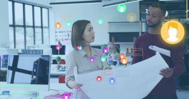 Profil simgeleri ve mesaj kutularının resmi, çeşitli mimarlar plan üzerinde kat planını tartışıyor. Dijital bileşik, çoklu pozlama, iş, planlama, meslek ve takım çalışması kavramı.