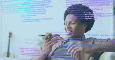 Afro-Amerikan iş adamının akıllı telefondan konuştuğu veri işleme görüntüsü. İş, iletişim, teknoloji, bilgisayar ve dijital arayüz kavramı, dijital olarak oluşturulmuş görüntü.