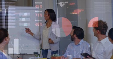 Telefon kulaklığı takan iş adamlarının üzerindeki saat ve moleküllerin görüntüsü. Küresel iş dünyası dijital arayüz teknolojisi ve ağ konsepti, dijital olarak oluşturulmuş görüntü. 