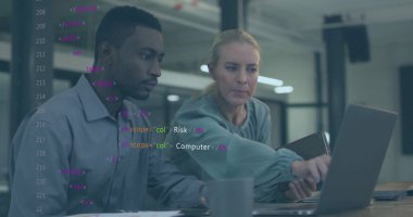 Ofisteki bilgisayar ve tablet kullanılarak çeşitli meslektaşların veri işleme görüntüsü. İş, iletişim, teknoloji, bilgisayar ve dijital arayüz kavramı, dijital olarak oluşturulmuş görüntü.