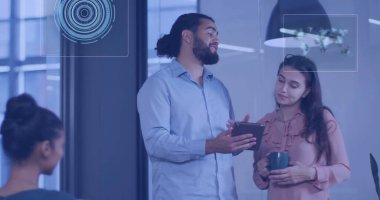 Farklı erkek ve kadın iş arkadaşlarının ofiste konuştuğu ekranlardaki görüntüler. küresel iş, dijital arayüz ve teknoloji konsepti, dijital olarak oluşturulmuş görüntü.