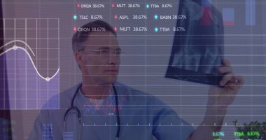 Röntgen taraması yapılan beyaz erkek doktorun veri işleme görüntüsü. Küresel tıp, sağlık hizmetleri, bağlantılar, bilgisayar ve veri işleme kavramı, dijital olarak oluşturulmuş görüntü.