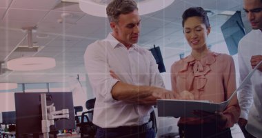 Telefon kulaklığı kullanan çeşitli iş adamlarının veri işleme görüntüsü. Küresel iş dünyası dijital arayüz teknolojisi ve ağ konsepti, dijital olarak oluşturulmuş görüntü.