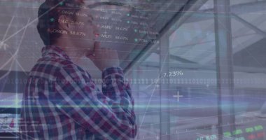 İstatistiksel veriler, ofisteki pencereden dışarı bakan beyaz adamın gülümsediğini gösteriyor. İş verileri ve analitik teknoloji kavramı,