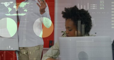 Bilgisayarı kullanan bir kadının istatistik ve veri işleme görüntüsü. Covid salgın konsepti sırasında küresel iş veri işleme ve dijital arayüz, dijital olarak oluşturulmuş görüntü.