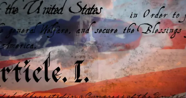 美国宪法成文的数字图像带着国旗在屏幕上移动 而背景则是乌云密布的天空 — 图库照片
