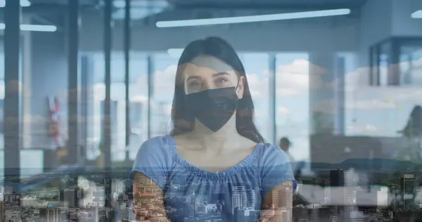 オフィスでフェイスマスクを着用している白人女性に対する街並みのイメージ グローバルビジネス デジタルインターフェース テクノロジーコンセプト コビッド19パンデミックでデジタル生成された画像 — ストック写真