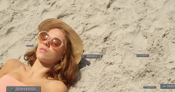 Beyaz Bir Kadının Plajda Güneşlenmesiyle Ilgili Sosyal Medya Bildirimleri Rahatlama — Stok fotoğraf