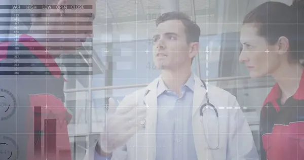 エルメディックを用いた白人男性医師に対するデータ処理のイメージ グローバル医療 医療サービス コネクション コンピューティング データ処理コンセプト デジタル生成画像 — ストック写真