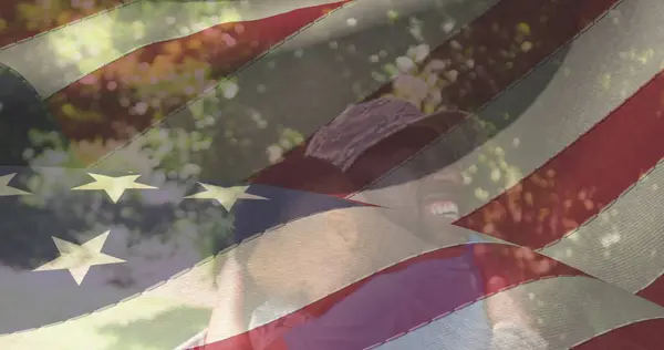 Kuva Miehestä Joka Syleilee Hymyilevää Poikaa Amerikan Lipun Yllä Sotilas — kuvapankkivalokuva