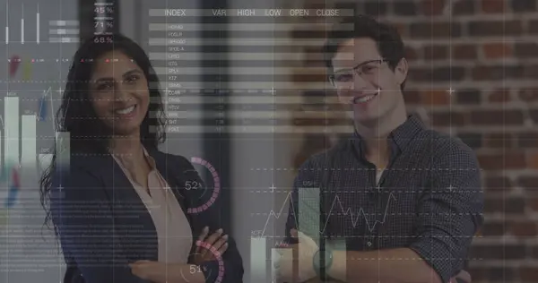 オフィスで笑顔を浮かべて 多様な男性と女性のオフィスの同僚以上の統計データ処理 ビジネスデータと分析技術の概念 — ストック写真