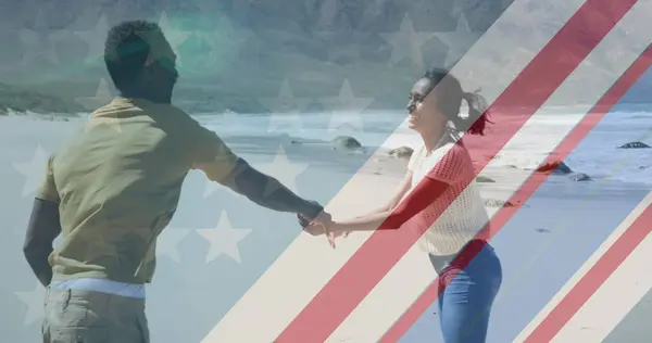 해변에서 춤추는 아프리카계 미국인 커플에 국기의 이미지 애국심과 디지털 방식으로 스톡 사진