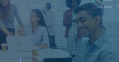 Çeşitli meslektaşların iş tartışmaları üzerine veri işleme ve diyagramların animasyonu. Teknoloji, iş ve dijital arayüz kavramı, dijital olarak üretilen video.