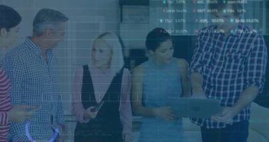 Çeşitli meslektaşların iş tartışmaları üzerine veri işleme ve diyagramların animasyonu. Teknoloji, iş ve dijital arayüz kavramı, dijital olarak üretilen video.