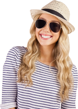 Şeffaf arkaplanda şapka ve güneş gözlüğü takan gülümseyen beyaz kadının dijital png fotoğrafı. İzole fotoğraf, tatiller, moda ve yaşam tarzı.