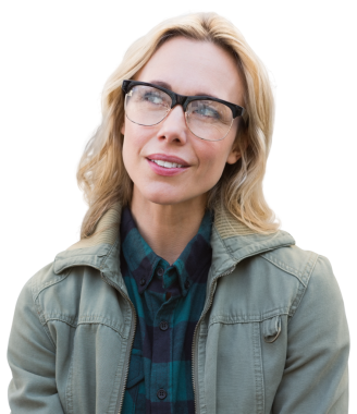 Şeffaf arkaplanda gözlük takan düşünceli beyaz bir kadının dijital png fotoğrafı. İzole fotoğraf, düşünceler ve insanlar konsepti.