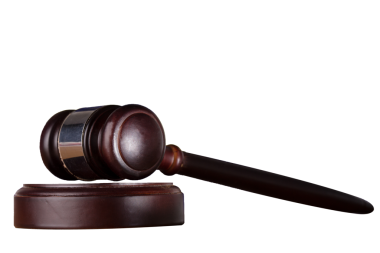 Saydam arka planda yargıcın tahta tokmağının dijital png çizimi. İzole imaj, hukuk, düzen, adalet ve karar.