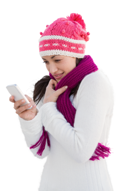 Şeffaf arka planda akıllı telefon kullanan beyaz şapkalı bir kadının dijital png fotoğrafı. Münferit fotoğraf, iletişim, Noel, gelenek ve kutlama.