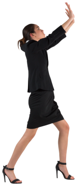 Asyalı iş kadınının şeffaf arkaplanda sanal arayüze dokunurken çekilmiş dijital png fotoğrafı. İzole fotoğraf, iş dünyası, dijital arayüz kavramı.