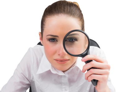 Beyaz kadının şeffaf arka planda büyüteç tutarken çekilmiş dijital png fotoğrafı. Ayrı bir fotoğraf, insanlar ve mantık..