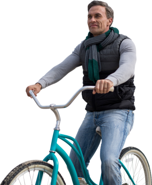 Şeffaf arka planda bisiklete binen beyaz adamın dijital png fotoğrafı. İzole görüntü, yaşam tarzı ve boş zaman kavramı.