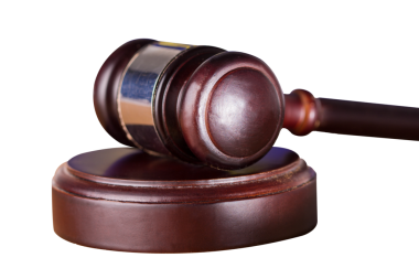 Saydam arkaplanda yargıç tokmağının dijital png çizimi. İzole imaj, hukuk ve adalet kavramı.