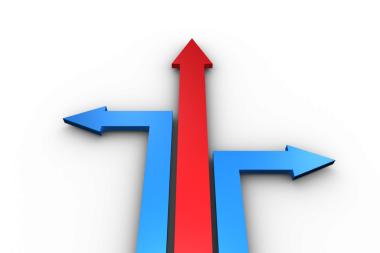 Saydam arkaplanda kopya alanı olan mavi ve kırmızı okların dijital png çizimi. İzole görüntü, şekiller ve yön kavramı.