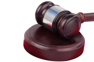 Saydam arka planda Yargıç Tokmak 'ın dijital png çizimi. İzole imaj, hukuk ve adalet kavramı.