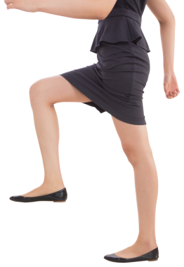 Asyalı iş kadınının şeffaf arkaplanda yürürken çekilmiş dijital png fotoğrafı. İzole fotoğraf, iş, profesyonel..