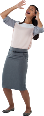 Çift ırklı iş kadınının elleri şeffaf arkaplana uzanırken çekilmiş dijital bir fotoğrafı. İzole fotoğraf, profesyoneller ve iş konsepti.