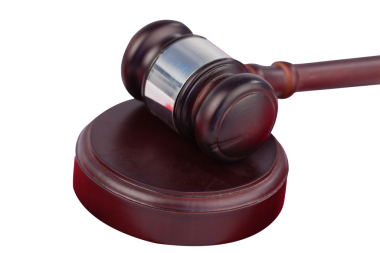 Ahşap çekicin dijital png çizimi ve şeffaf arkaplan bloğu. İzole görüntü, mahkeme ve açık artırma konsepti.