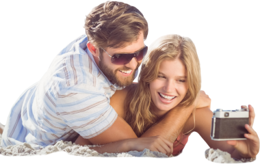 Saydam arka planda gülümseyen beyaz bir çiftin selfie çekerken çekilmiş dijital png fotoğrafı. İzole fotoğraf, yaşam tarzı ve iletişim..