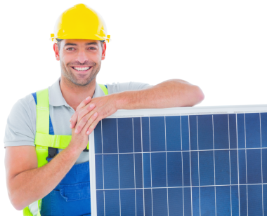 Saydam arka planda fotovoltaik paneli olan beyaz erkek işçinin dijital png fotoğrafı. İzole görüntü, iş, sürdürülebilirlik, güneş enerjisi ve inşaat kavramı.