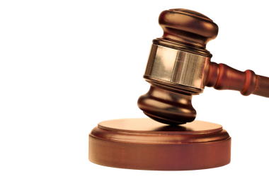 Saydam arka planda tahta yargıç tokmağının dijital png çizimi. İzole imaj, adalet, kanun ve düzen.