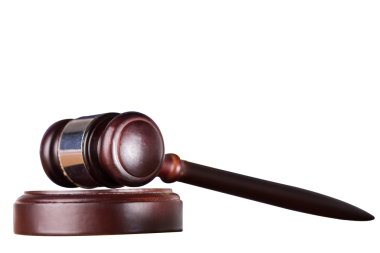 Şeffaf arkaplanda kahverengi tokmağın dijital png fotoğrafı. Münferit fotoğraf, adalet ve mahkeme kavramı.