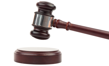 Saydam arka planda tahta yargıç tokmağının dijital png çizimi. İzole görüntü, adalet ve adalet..