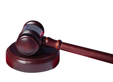 Şeffaf arkaplanda tahta tokmağın dijital png çizimi. İzole imaj, mahkeme ve adalet kavramı.