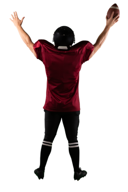 Amerikalı futbolcunun şeffaf arka planda topu tutarken çekilmiş dijital png fotoğrafı. Münferit fotoğraf, spor, yarışma.