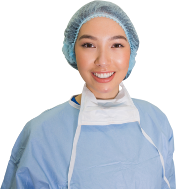 Şeffaf arka planda gülümseyen Asyalı kadın doktorun dijital fotoğrafı. İzole fotoğraf, profesyoneller ve tıp.