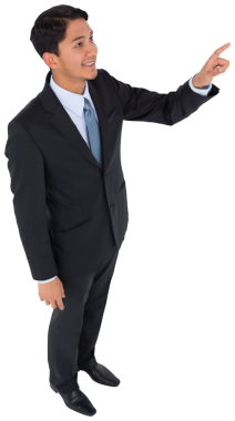 Şeffaf arkaplanı işaret eden gülümseyen Asyalı iş adamının dijital png fotoğrafı. İzole fotoğraf, profesyoneller ve iş konsepti.