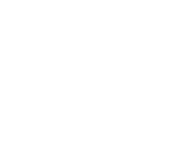 Şeffaf arkaplanda kalbi tutan elin dijital png siluet görüntüsü. İzole görüntü, sevgi ve jestler..