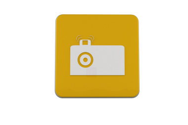 Arkaplanda kamera olan tuğlanın dijital png çizimi. İzole görüntü, şekiller ve fotoğrafçılık konsepti.