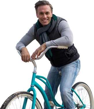 Saydam arka planda mavi bisiklette oturan mutlu beyaz adamın dijital png fotoğrafı. İzole imaj, emeklilik, spor, sağlık ve aktivite kavramı.