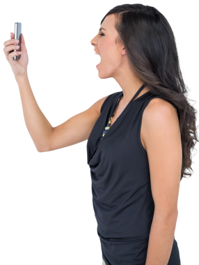 Saydam arkaplanda akıllı telefon kullanan kızgın melez kadının dijital png fotoğrafı. İzole görüntü, yaşam tarzı, duygu, öfke ve iletişim konsepti.